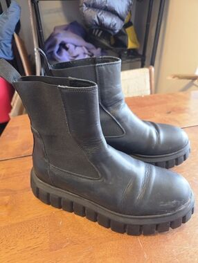 L'Intervalle "Hayes" Black Leather Chunky Chelsea Boots - Women’s Size 8.5 US (E